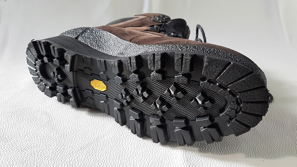Neuaufbau des Schuhbodens mit verschiedenen Materialien - Wanderschuh